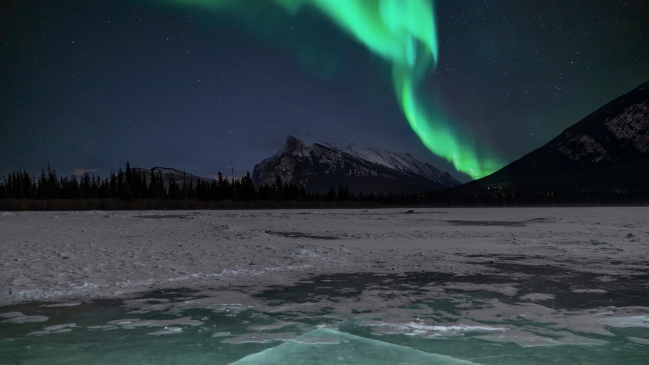 Mount Rundle under northern lights in Banff, Canada (Image: Canva)