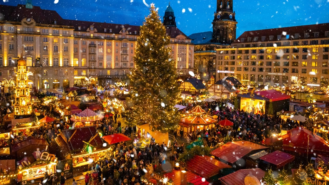 Discover enchanting towns where festive decorations and warm atmospheres create the perfect setting for your holiday escape. (Image: Canva)