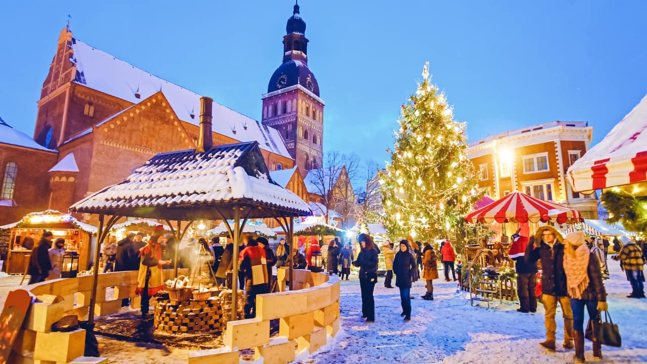 Find your perfect holiday getaway, where charming streets and festive cheer bring the spirit of Christmas to life all season long. (Image: Canva)