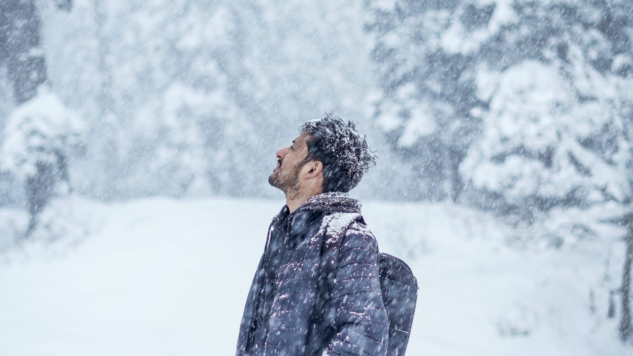 Chase the magic of snowfall in India’s breathtaking destinations, from Gulmarg to Auli. (Image: Canva)