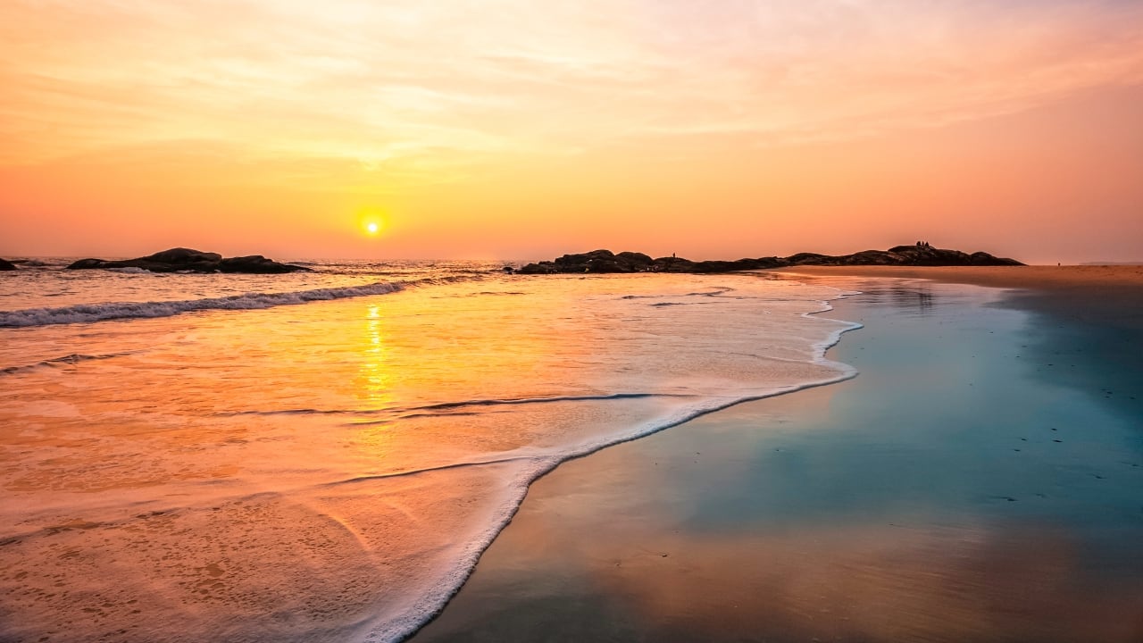 Unwind on the tranquil shores of Kerala, where golden beaches and calm waters await your December escape. (Image: Canva)