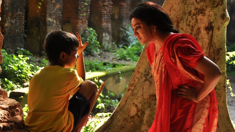 Jaya Ahsan (right) in a still from the Bengali film Bhootpori.