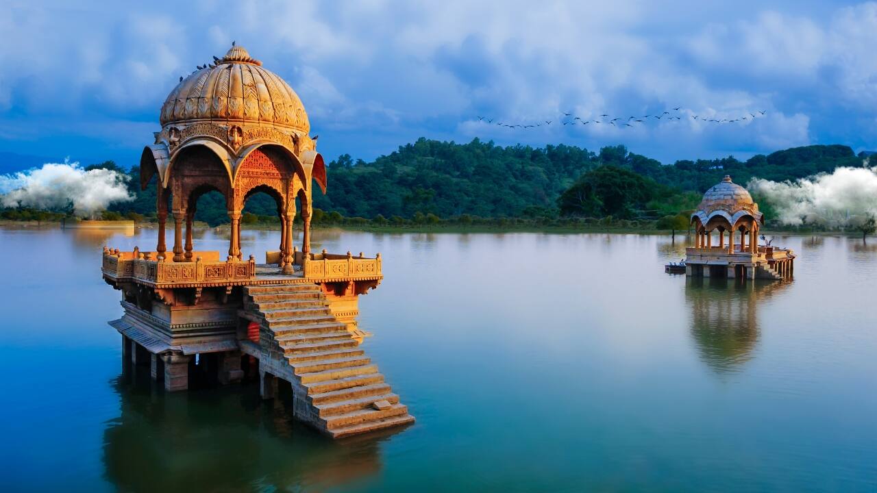 Experience the magic of the golden sands and royal heritage in Jaisalmer, the perfect romantic getaway. (Image: Canva)