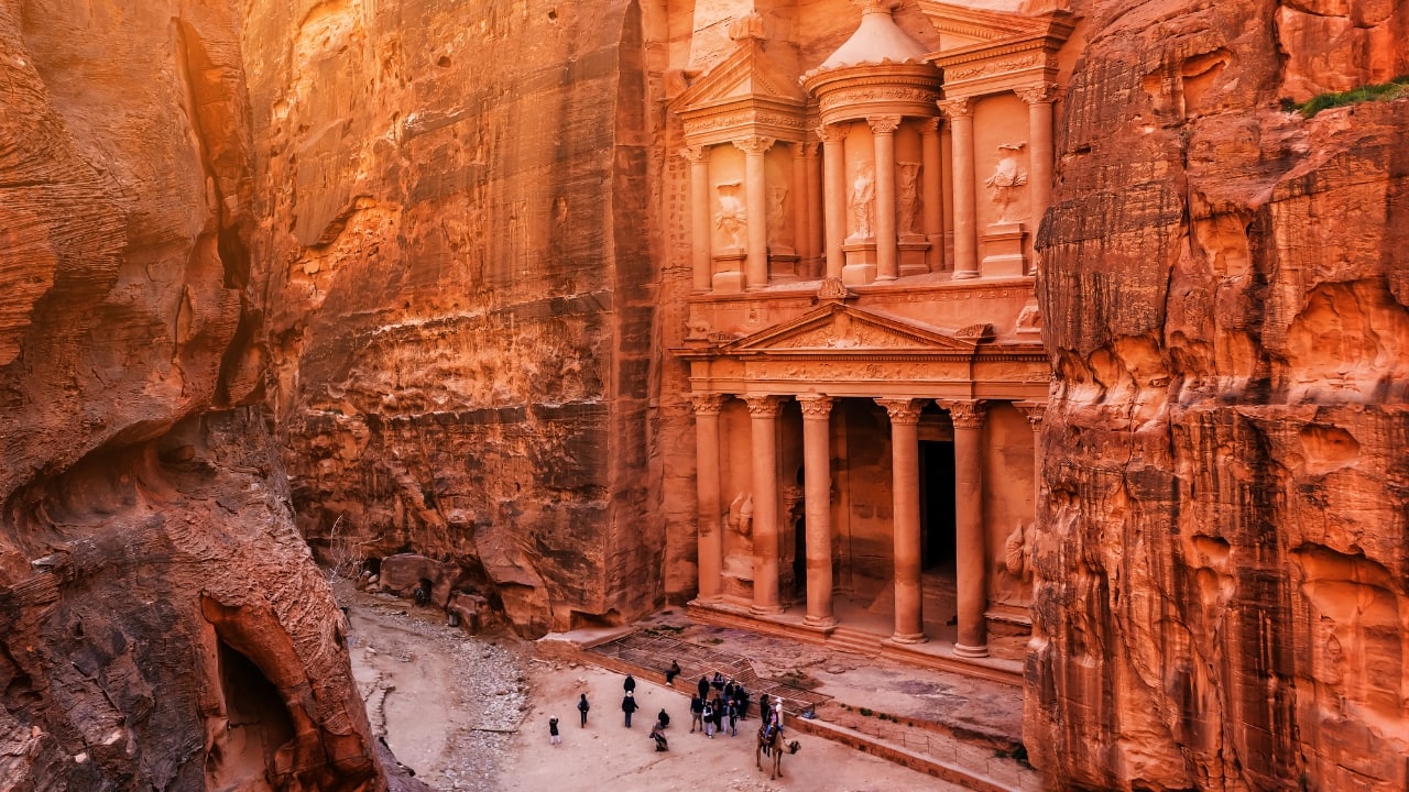 Marvel at the rose-red city of Petra, a UNESCO World Heritage site in the heart of Jordan. (Image: Canva)