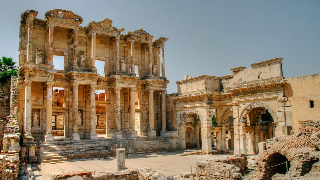 Experience Turkey’s fusion of East and West, where ancient heritage meets modern charm. (Image: Canva)