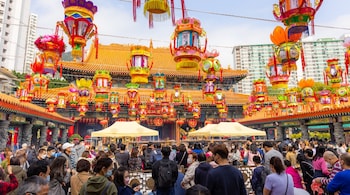 Experience Vibrant Streets and Delicious Street Food on a Budget in Hong Kong (Image: Canva)