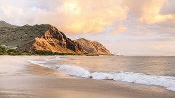 Explore Hawaii’s stunning islands with unique landscapes, beaches, and unforgettable experiences. (Image: Canva)