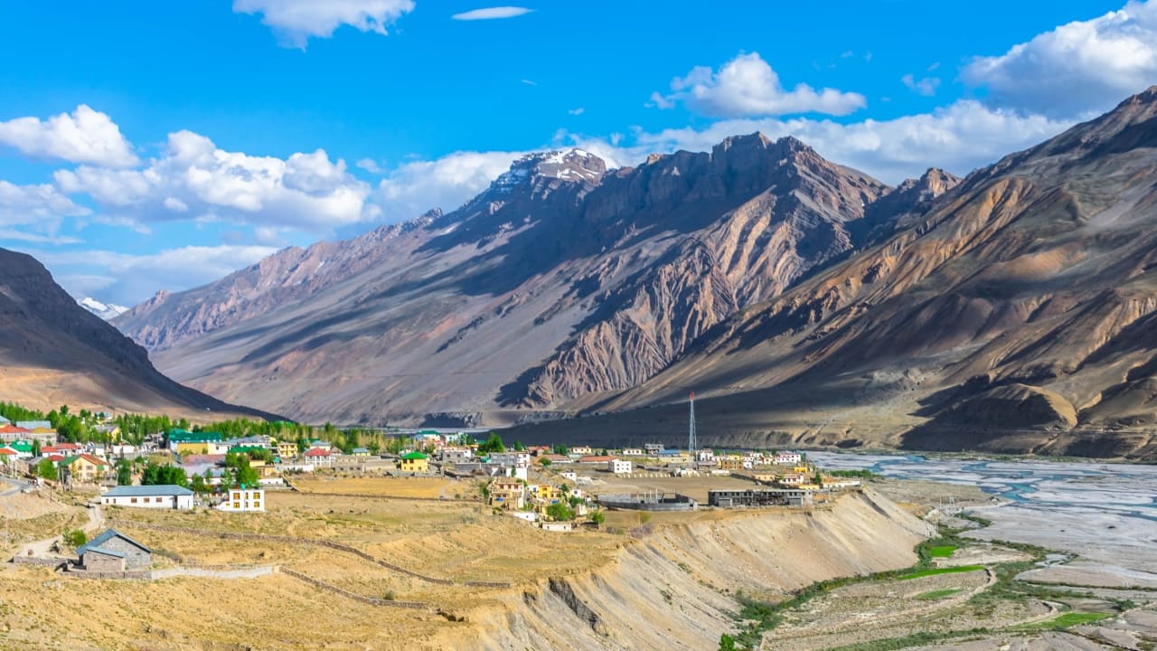Barren landscapes and snow-capped mountains make Lahaul feel like another planet. (Image: Canva)