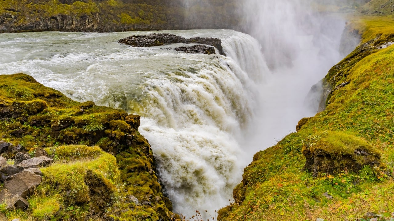 Experience adventure and romance with geothermal wonders and stunning waterfalls along the Golden Circle. (Image: Canva)