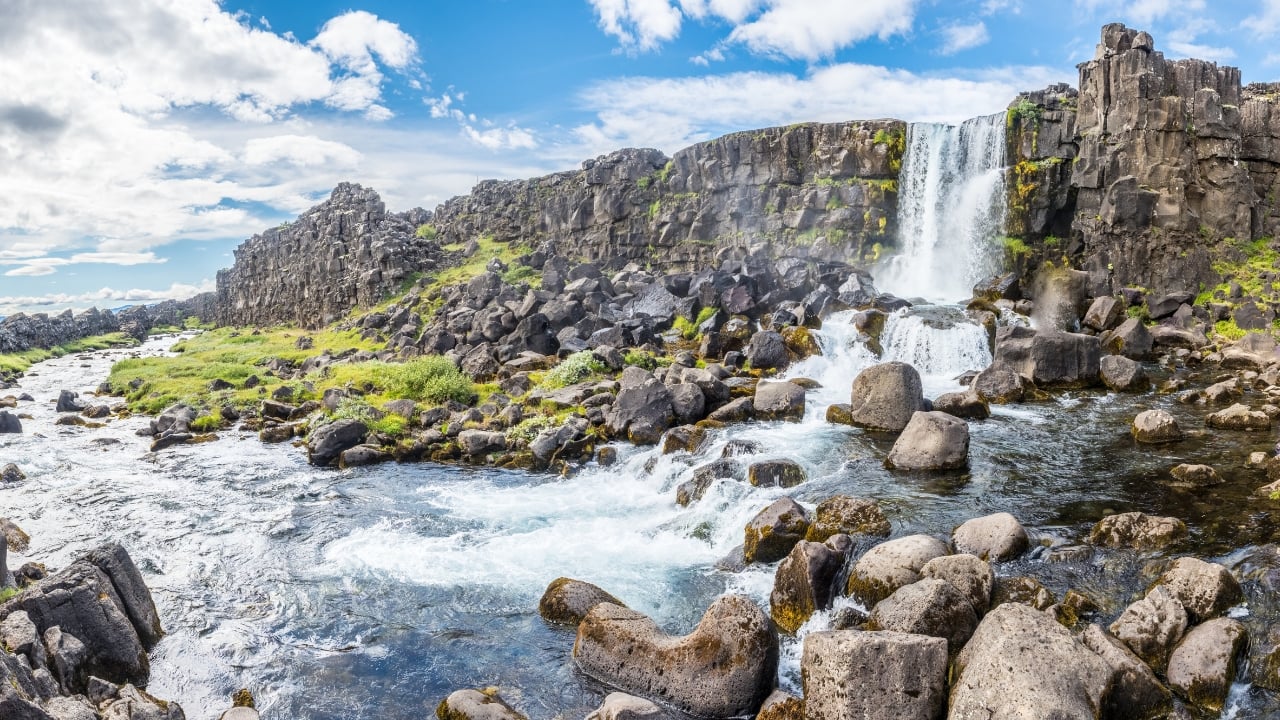 Marry amidst stunning landscapes and history at Þingvellir National Park, a sustainable elopement spot. (Image: Canva)