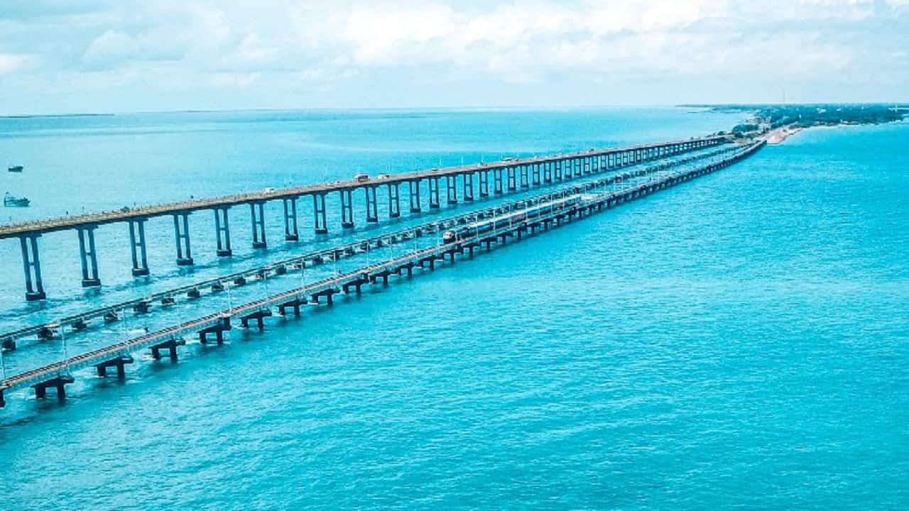 The superstructure features fully welded box sections, eliminating splice joints in the approach spans.