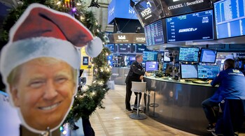 A cutout image of US President-elect Donald Trump wearing a Santa hat on the floor of the New York Stock Exchange. (Photo: Bloomberg)