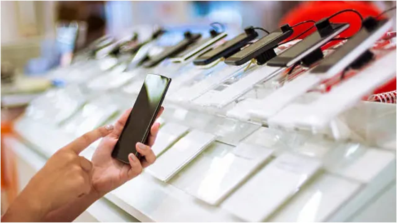 Smartphone buyers can expect steep discounts as brands rush to clear excess inventory