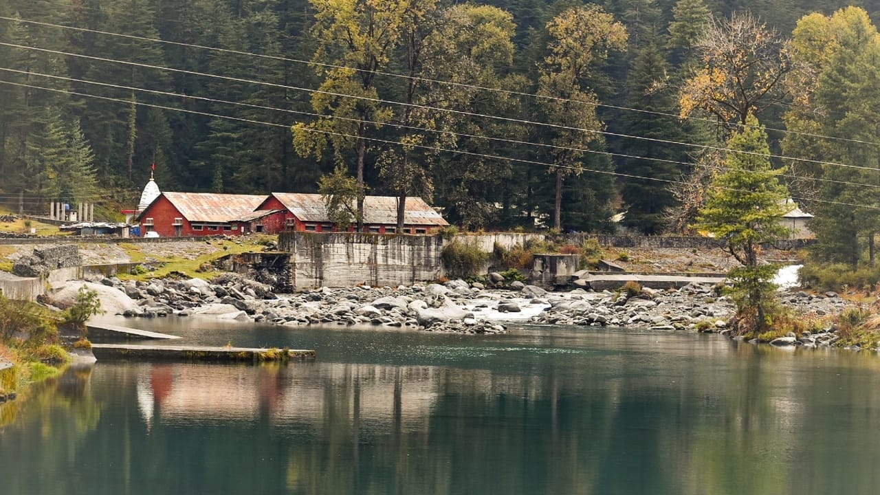 Find peace in the heart of Himachal at Barot Valley’s lush forests and serene riverbanks. (Image: Canva)