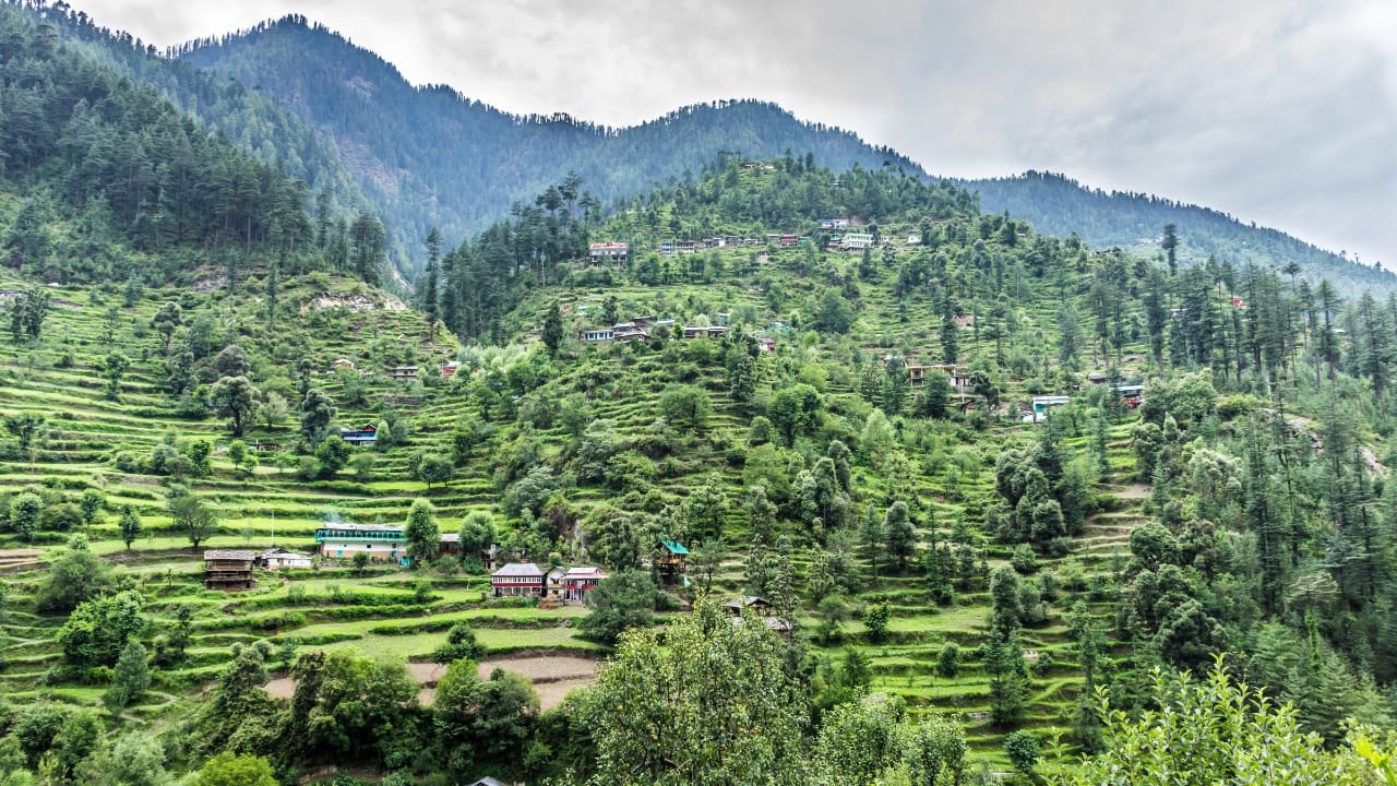 Trek, camp, and lose yourself in Tirthan Valley’s untouched Himalayan splendor. (Image: Canva)