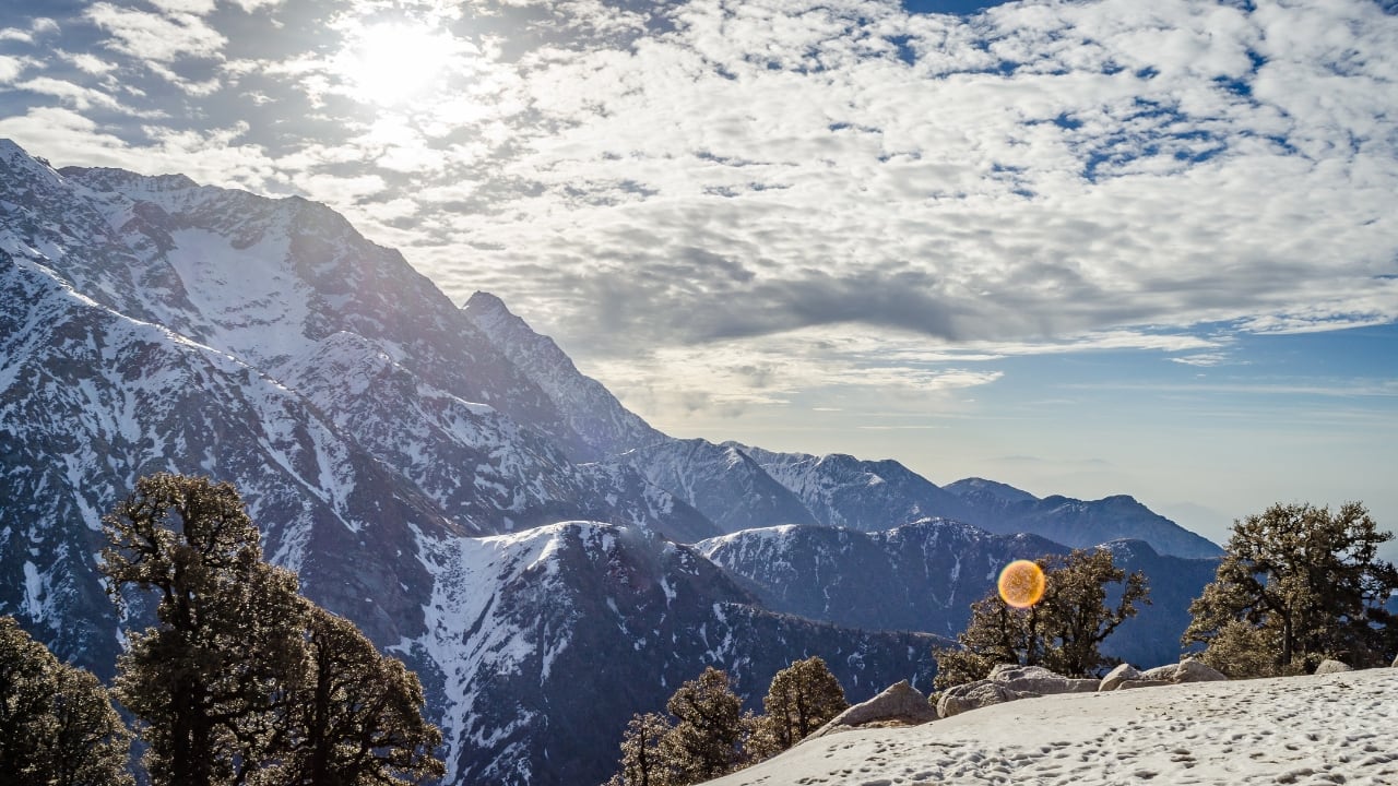 Explore Mcleodganj’s Tibetan heritage and breathtaking treks, all without breaking the bank. (Image: Canva)
