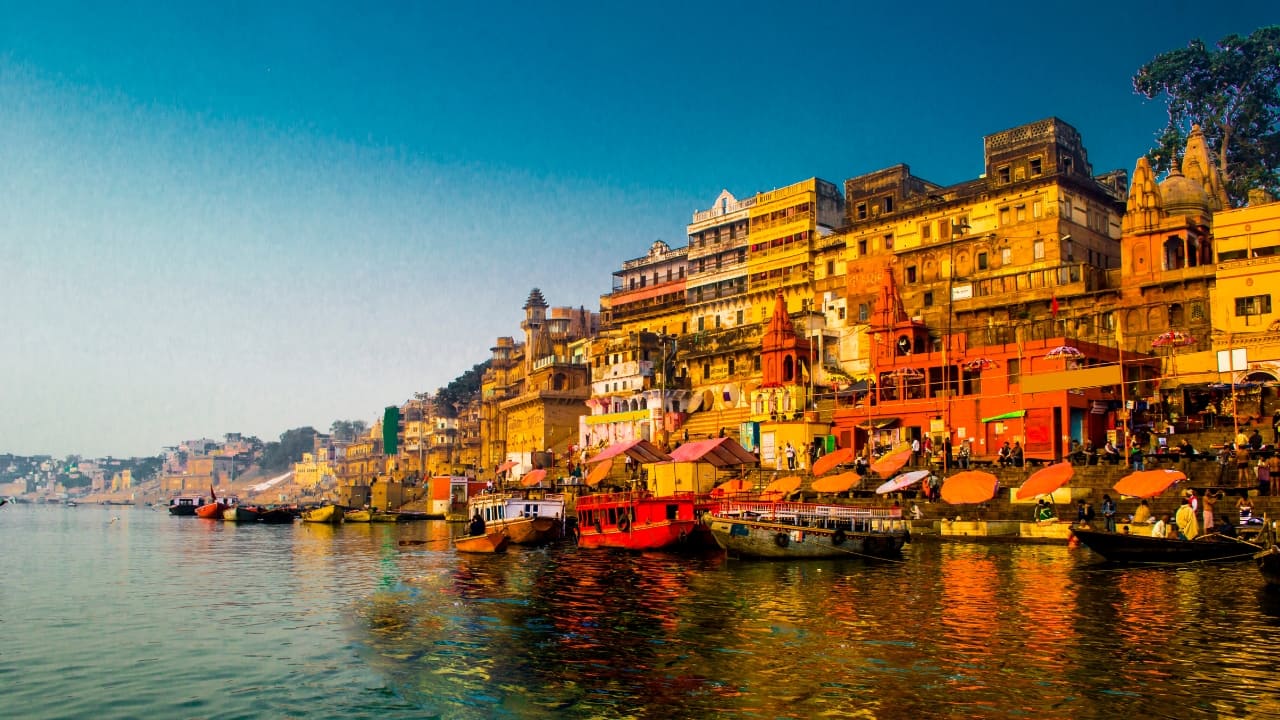 Immerse in the rich culture and spirituality of Varanasi with affordable street food and stays. (Image: Canva)