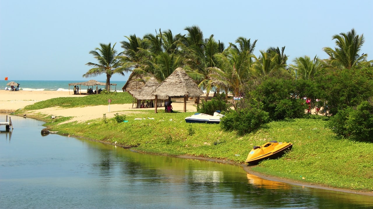 Enjoy the French colonial charm and beautiful beaches of Pondicherry without exceeding your budget. (Image: Canva)
