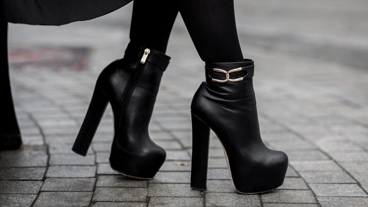 Winter fashion: Wear chunky boots with straight-leg jeans, knee-high boots with midi skirts Winter fashion: Wear chunky boots with straight-leg jeans, knee-high boots with midi skirts