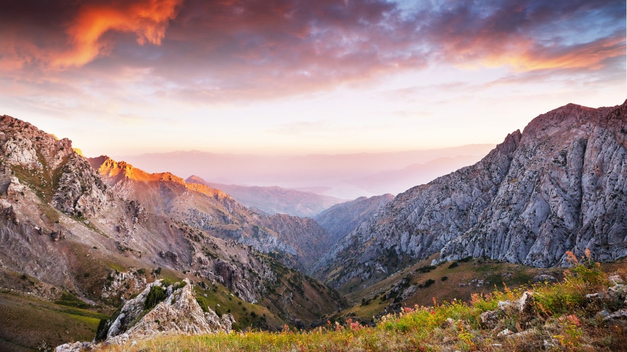 Chimgan offers breathtaking mountains and serene lakes for the perfect outdoor getaway. (Image: Canva)