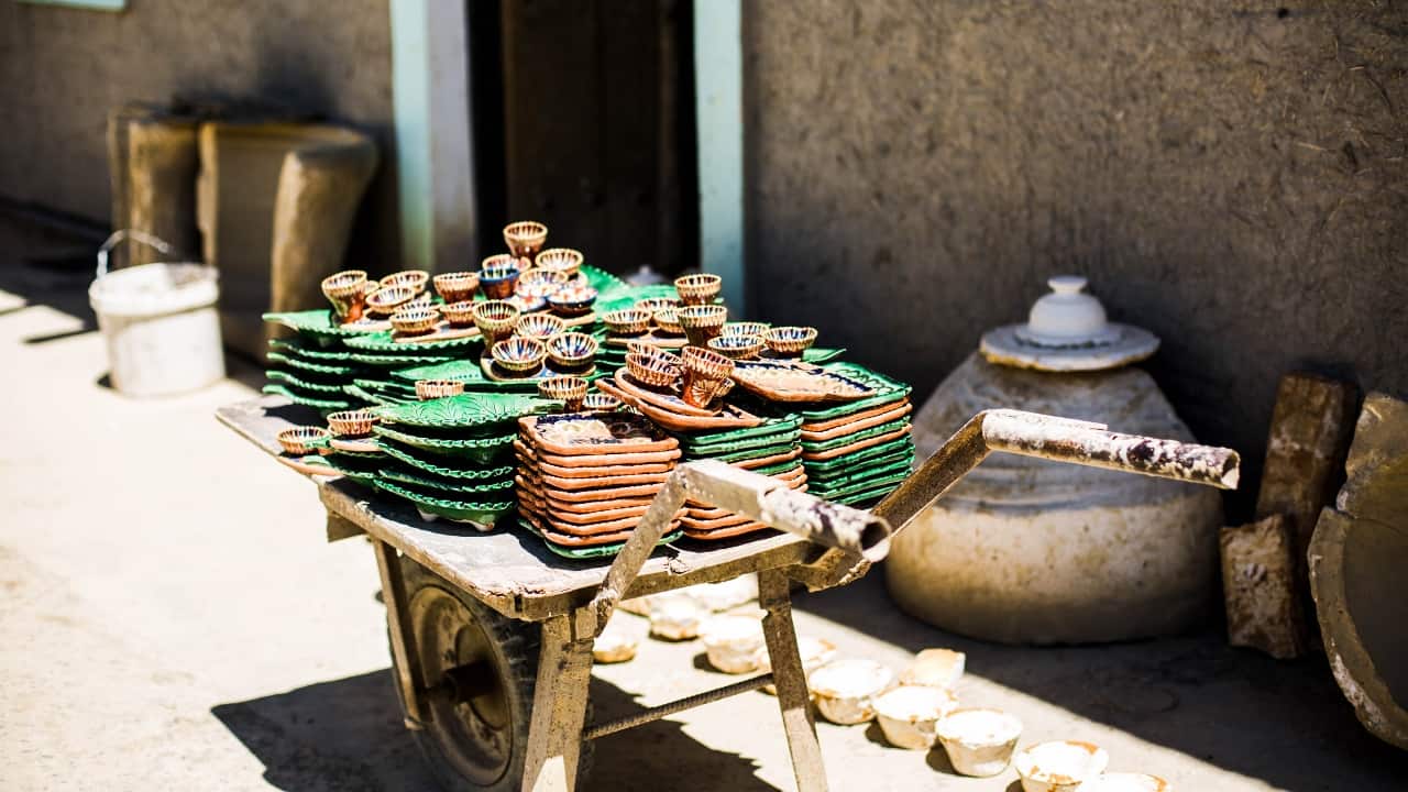 Gijduvon’s pottery artisans create timeless masterpieces with traditional skills. (Image: Canva)