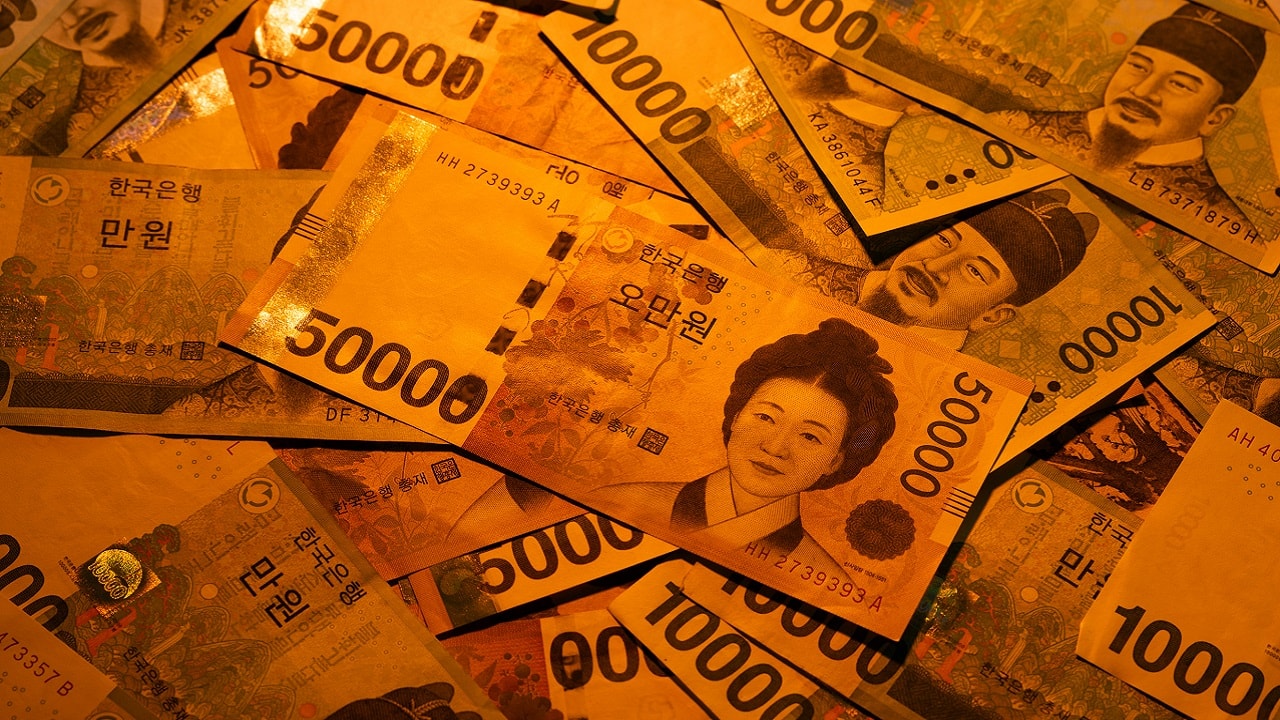 South Korea's won slumps to lowest since 2009 on hawkish US Fed, political risk