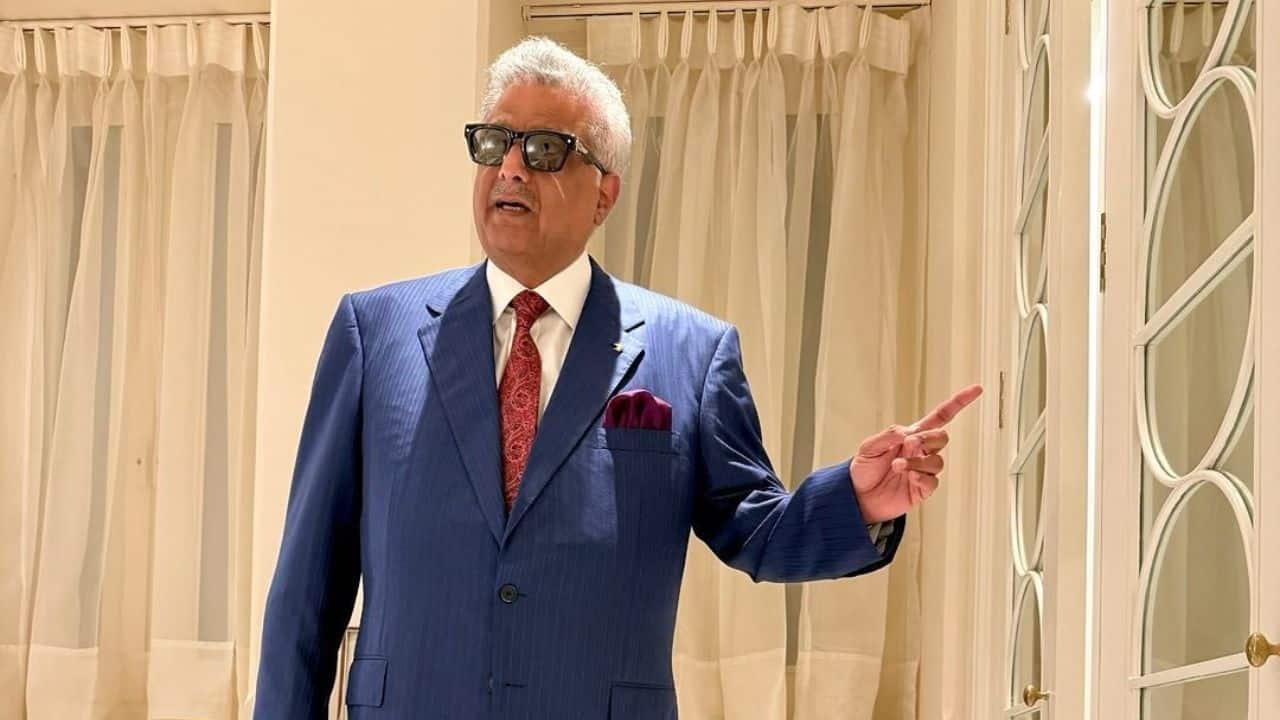 Boney Kapoor loses 14 kilograms and gets a hair transplant; suggests Akshaye Khanna to do a transplant