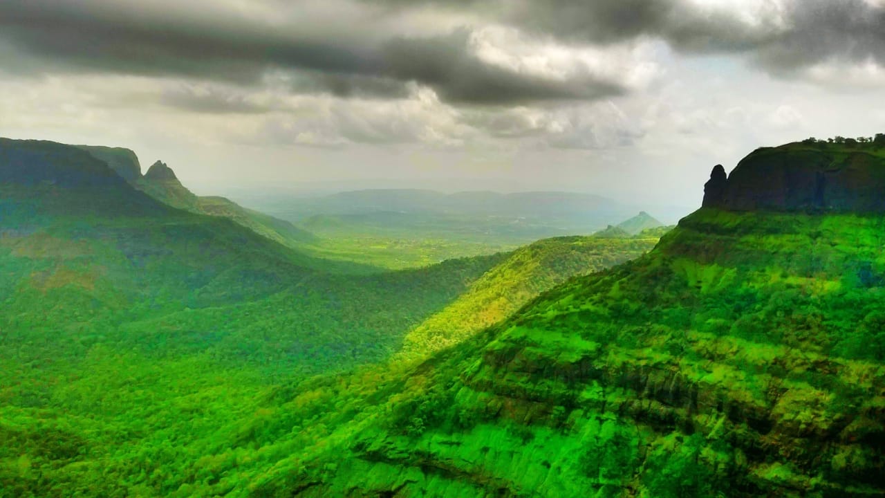 Escape the city with top weekend getaways near Mumbai—hill stations, beaches, and heritage, just a short drive away! (Image: Canva)