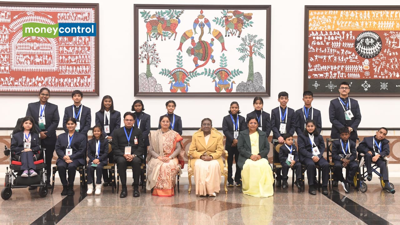 President Droupadi Murmu presented Pradhan Mantri Rashtriya Bal Puraskar 2024 to 17 children
