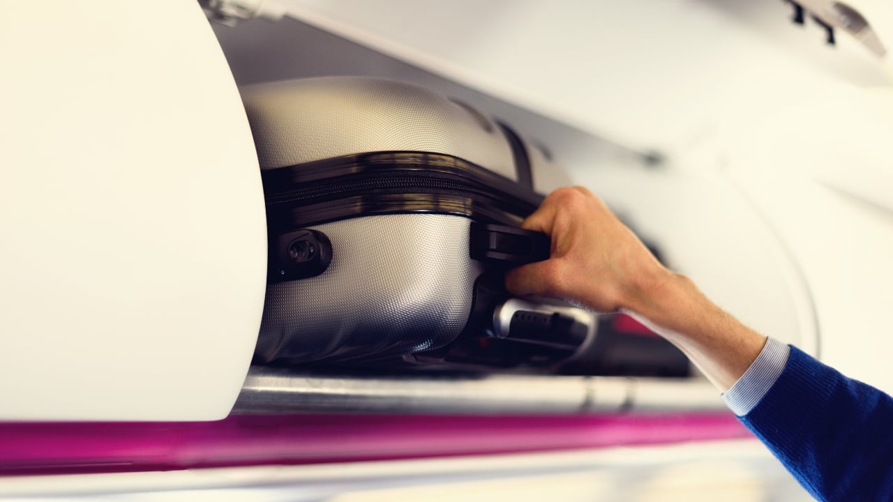 Stay ahead of the curve—know the latest hand luggage guidelines before your next flight. (Image: canva)