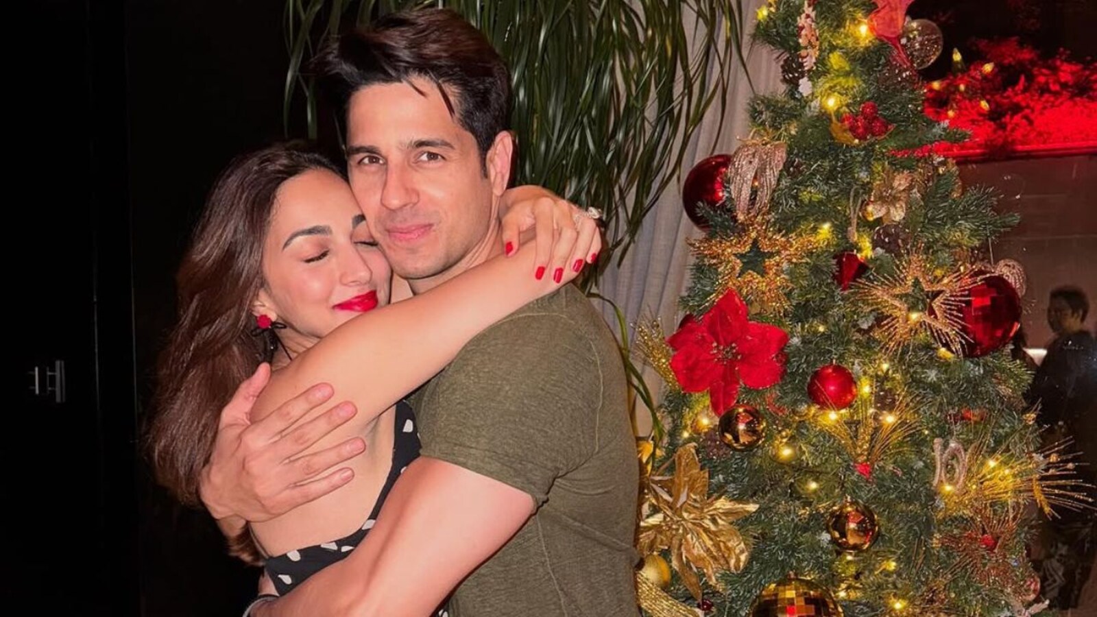 kiara advani christmas dress Sidharth Malhotra and Kiara Advani share a cozy Christmas hug; fans  speculate pregnancy