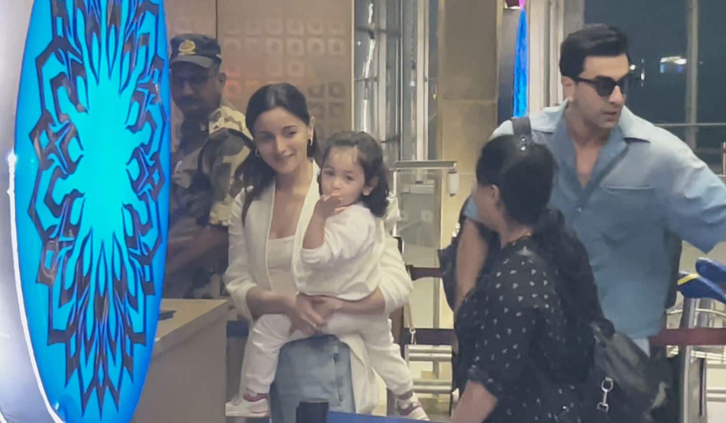 Raha Kapoor waves goodbye at paps at the airport; parents Alia Bhatt and Ranbir Kapoor smile at her gesture, watch