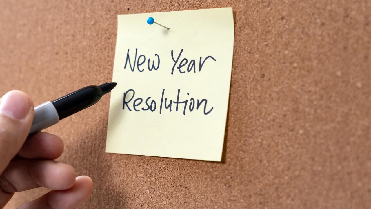 Travel lighter, explore farther—2025 resolutions made easy! (Image: Canva)