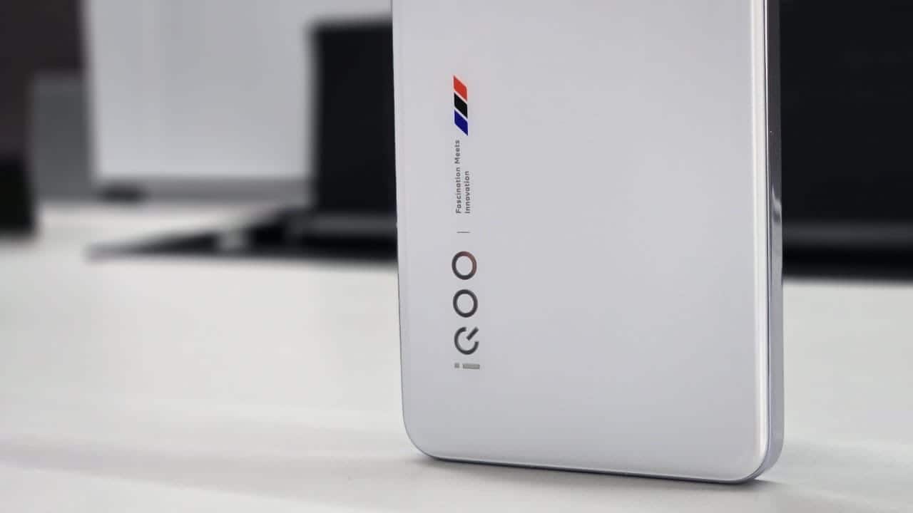 iQOO 13 16/512GB ホワイト　SIM フリー iQOO 13 unleashes the full potential of Snapdragon® 8 Elite