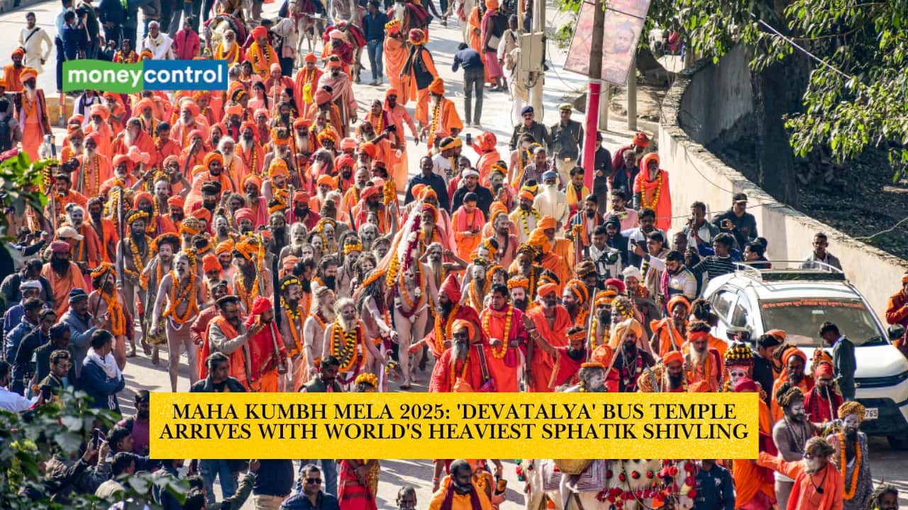 Maha Kumbh Mela 2025: 'Devatalya' Bus Temple Arrives with World's Heaviest Sphatik Shivling, Water from 12 Jyotirlingas & Renowned Saint