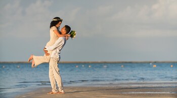 Top 5 honeymoon spots for 2025: Italy, Greece, Bali, French Polynesia, and the Maldives. (Image: Canva)