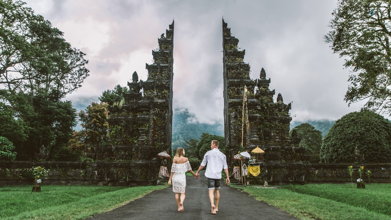 A blend of tranquil beaches and lush jungles, Bali offers love and adventure in perfect harmony. (Image: Canva)