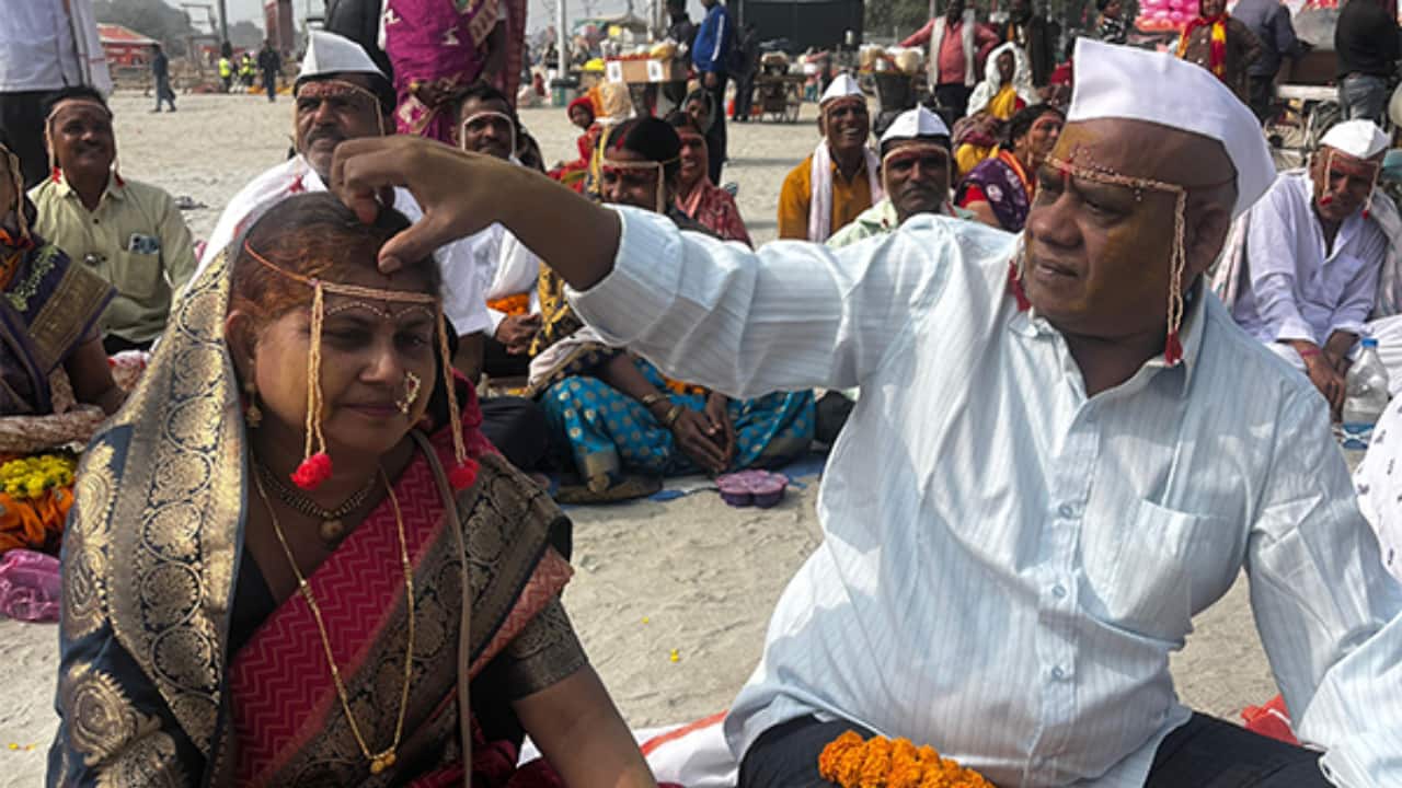 Couples perform 'Venee Daan' ritual at Maha Kumbh 2025: Women donate braids, renew marital vows at Sangam Ghat