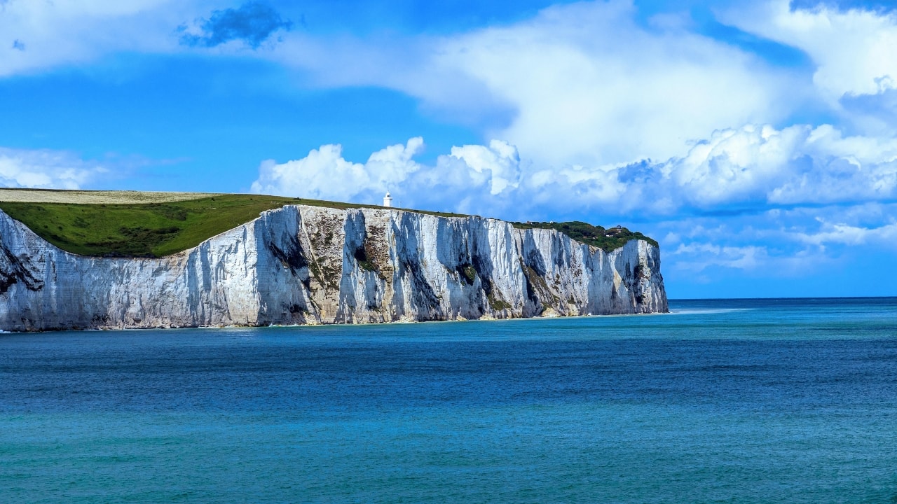 4. White Cliffs of Dover, England These iconic cliffs, overlooking the English Channel, stand as a symbol of England’s strength and natural beauty. The chalky cliffs glow white in the sunlight, offering spectacular coastal views. (Image: Canva)