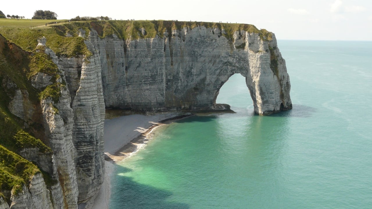 Each of these cliffs offers something unique – whether it’s the rush of standing at the edge of a precipice, the thrill of a scenic hike, or simply the joy of being surrounded by nature’s best work. No matter where you are in the world, these cliffs remind us that beauty can be found in the most unexpected places. (Image: Canva)