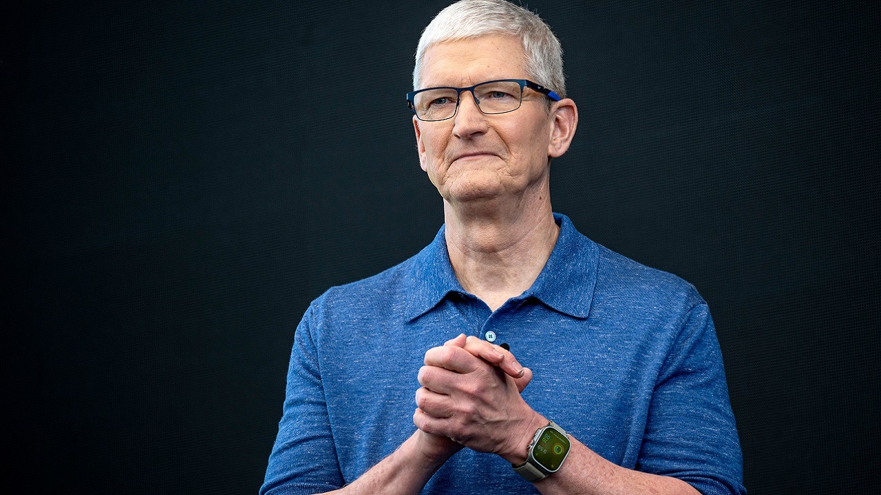 Apple CEO Cook is lauded by investors as he prepares for new role