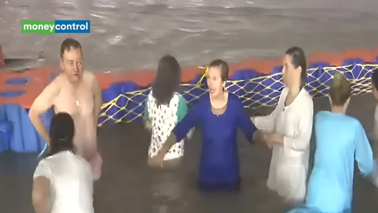 Maha Kumbh 2025: Foreign Devotees Brave Icy Waters for Sacred Dip at Triveni Sangam