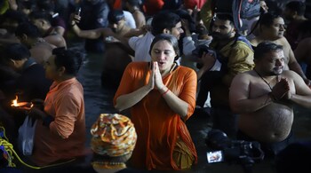 By midnight, the Sangam was alive with activity as devotees braved the biting cold to secure their place in the queue