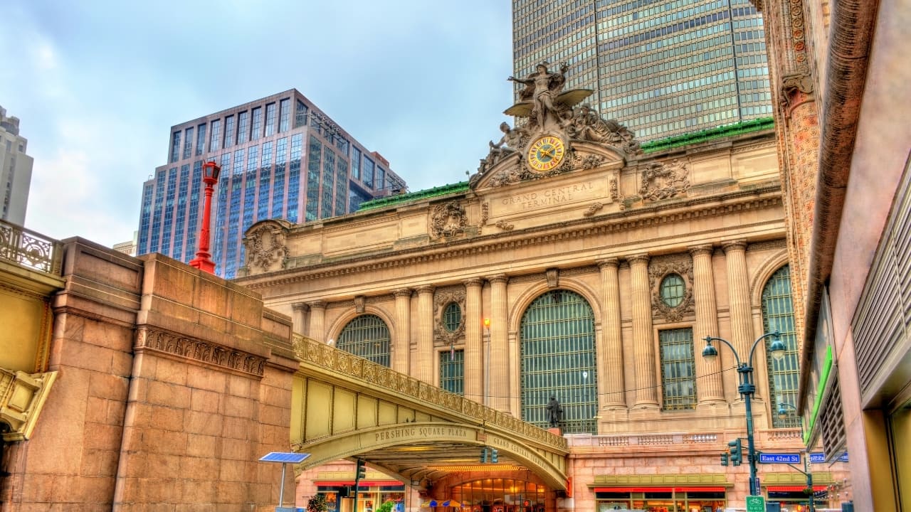 5. A Gourmet Oasis Forget the typical travel snacks. The Grand Central Market, located on the lower level, is a food lover’s paradise. With gourmet treats, fresh produce, and locally-sourced ingredients, this is not just a market—it’s a culinary destination that will have you wishing your train ride were a little longer. (Image: Canva)