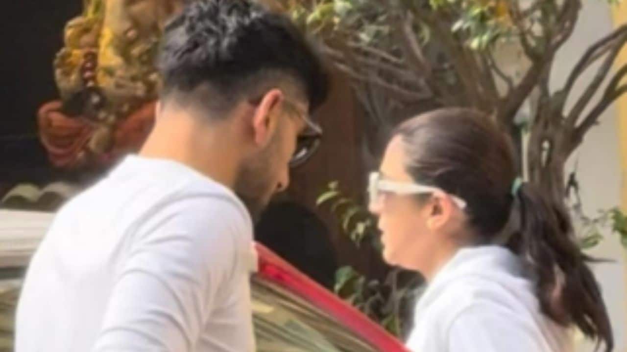Sara Ali Khan, Ibrahim Ali Khan at hospital to meet dad Saif Ali Khan injured in attack at Bandra residence