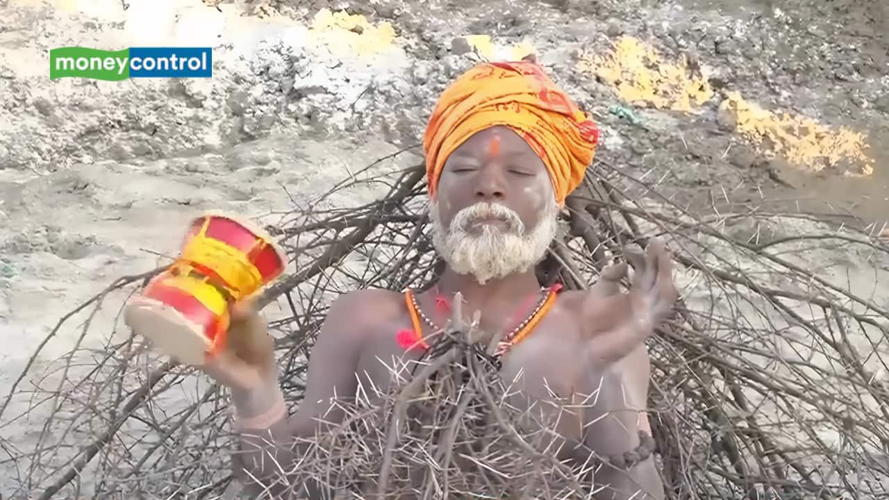 Prayagraj Maha Kumbh 2025: 'Kaante Wale Baba' Amazes Devotees by Lying on Thorns