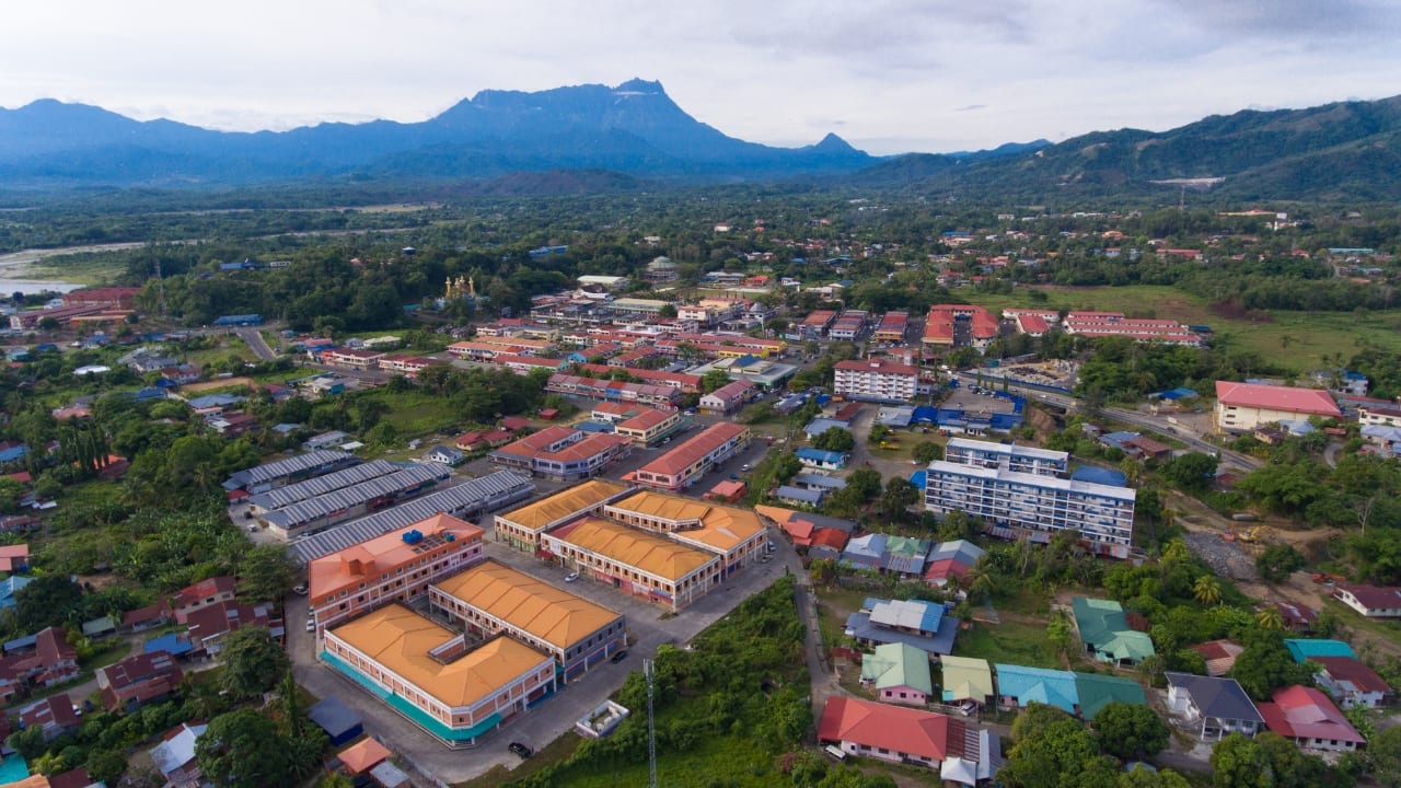 1. 沙巴哥打毛律 (Kota Belud) 沙巴哥打毛律 (Kota Belud) 是沙巴一个古色古香的小镇，就像是明信片上的场景。这个宁静的目的地周围环绕着郁郁葱葱的稻田和雄伟的基纳巴卢山，为您提供难忘的人迹罕至的体验。探索传统村庄，享受河流巡游，或在沉浸在令人惊叹的风景中的同时深入了解当地文化。 （图片来源：Canva）