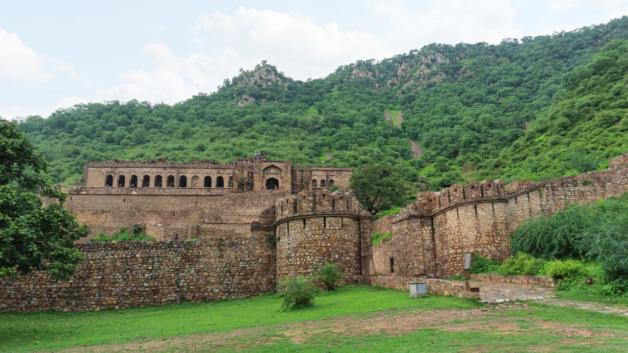 2. Bhangarh Fort, Rajasthan Known as the "Most Haunted Place in India," Bhangarh Fort is a tale of doomed love and black magic. By government mandate, no one is allowed to enter after sunset, but the stories of eerie noises and sightings are enough to chill your spine. (Image: Canva)