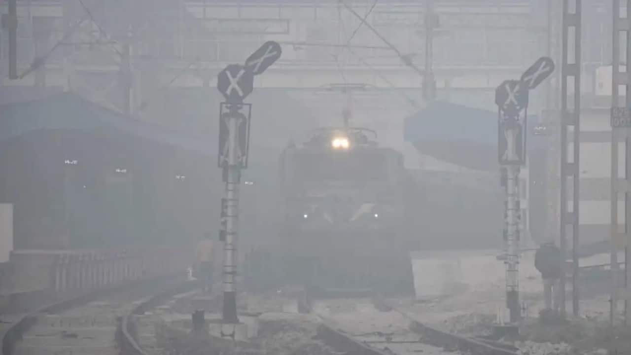 Delhi fog disrupts New Year travel; 148 flights cancelled, several premium trains hit