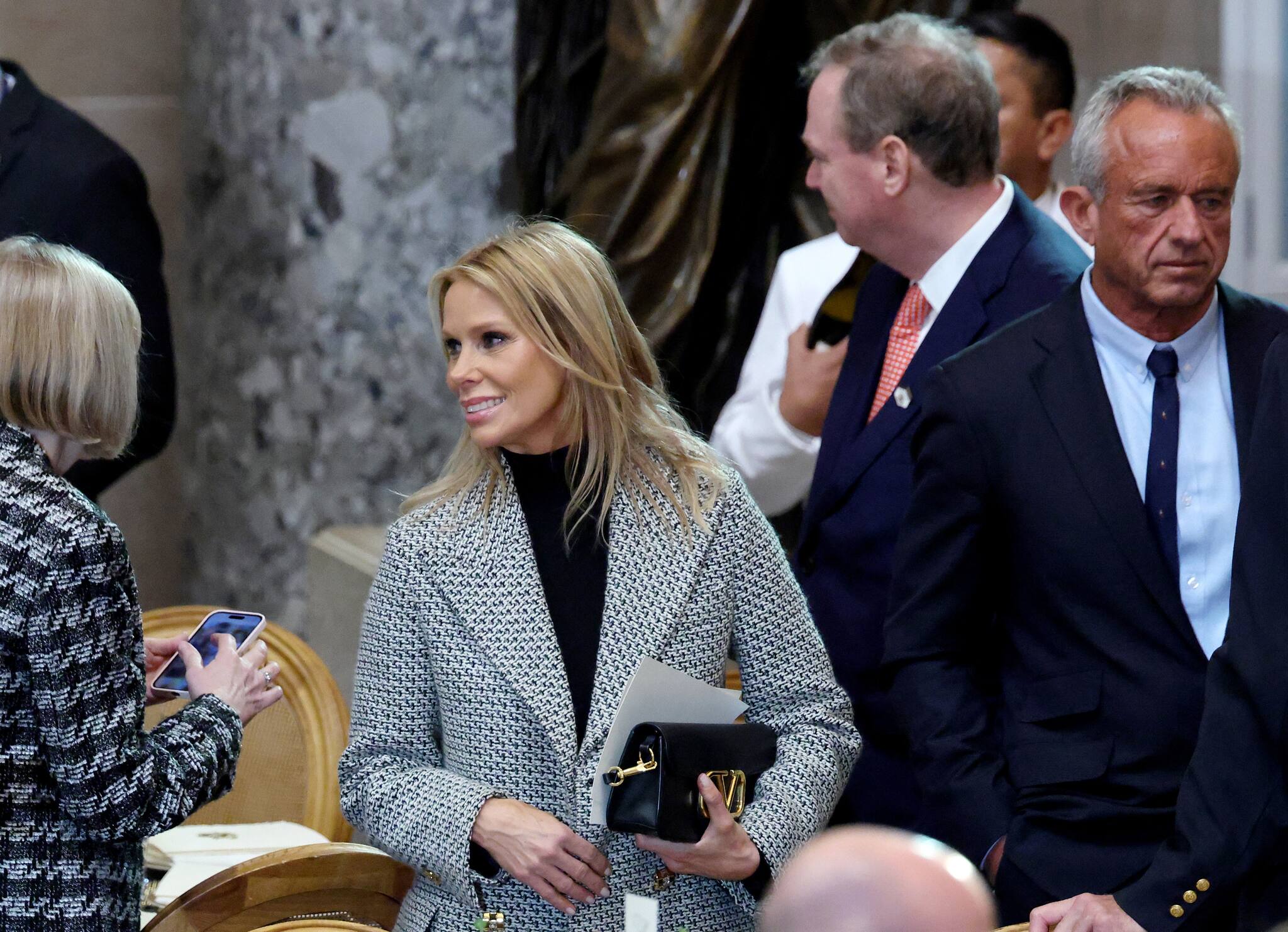 Cheryl Hines and her husband, U.S. President-elect Donald Trump's nominee to be U.S. Secretary of Health and Human Services Robert F. Kennedy Jr., in the Statuary Hall of the U.S. Capitol before the luncheon on the inauguration day of U.S. President Donald Trump's second Presidential term in Washington, U.S., January 20, 2025. REUTERS/Evelyn Hockstein